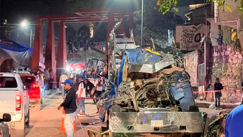 Pierden la vida cuatro personas, después de que un camión de carga se estrellara con una casa en Guelatao, Oaxaca  