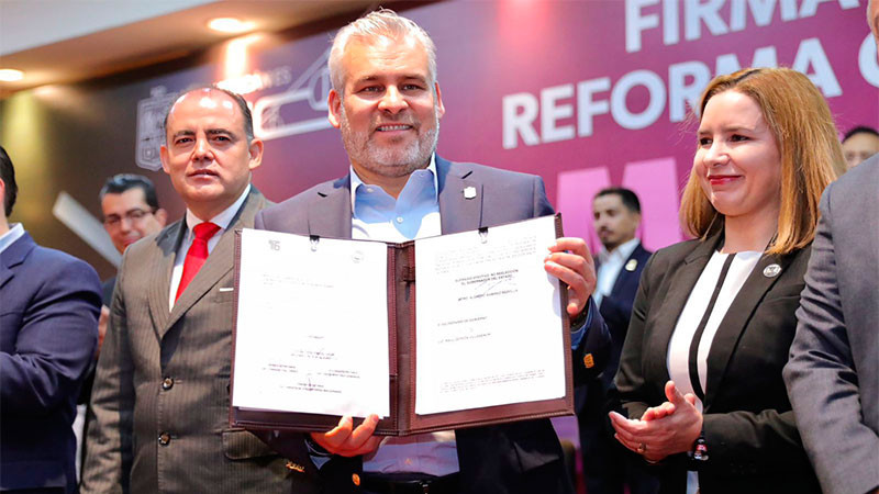 Bedolla firma decreto histórico que pone fin a la herencia de deudas en Michoacán 