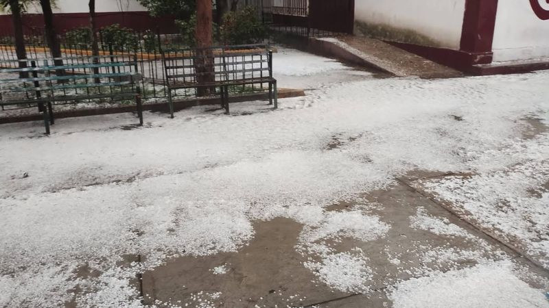 Fuerte granizada cubre de blanco las calles de Tizayuca, Hidalgo 