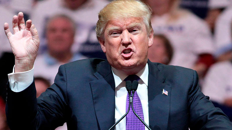 Amaga Trump con cerrar medios y acusa a reporteros de publicar "fake news" y "traicionar a la patria" 