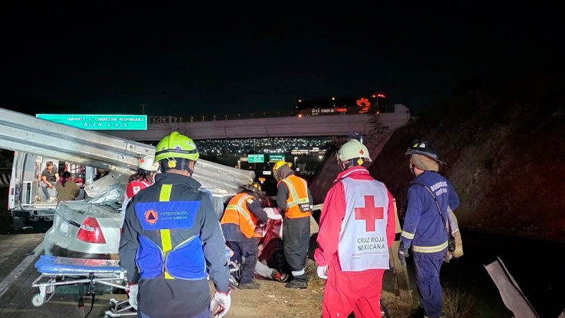 Conductor se incrusta en barrera metálica de contención en la autopista México-Querétaro  