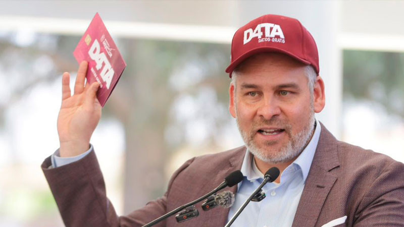 Bedolla inicia entrega de chips y tarjetas SIM de D4TA, datos gratis a 107 mil estudiantes 