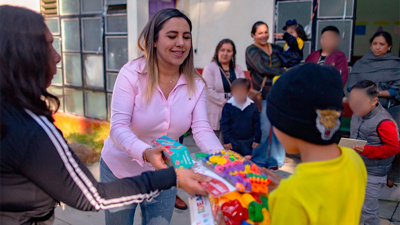Dayana Pérez fortalece la educación en Salvador Escalante con entrega de material didáctico 