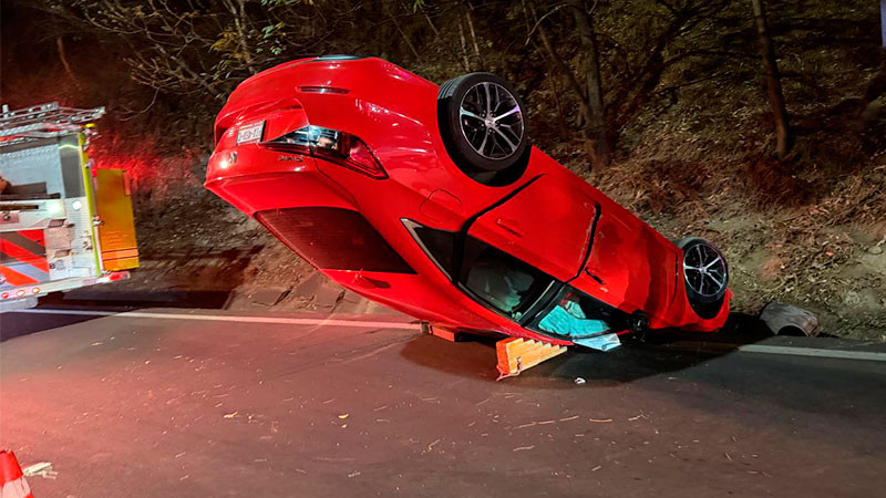 Se registra aparatosa volcadura en el Libramiento Sur de Morelia, Michoacán; hay un herido 