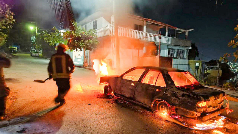 Prenden en llamas taxi en segundo día consecutivo de ataques armados contra transportistas en Acapulco 