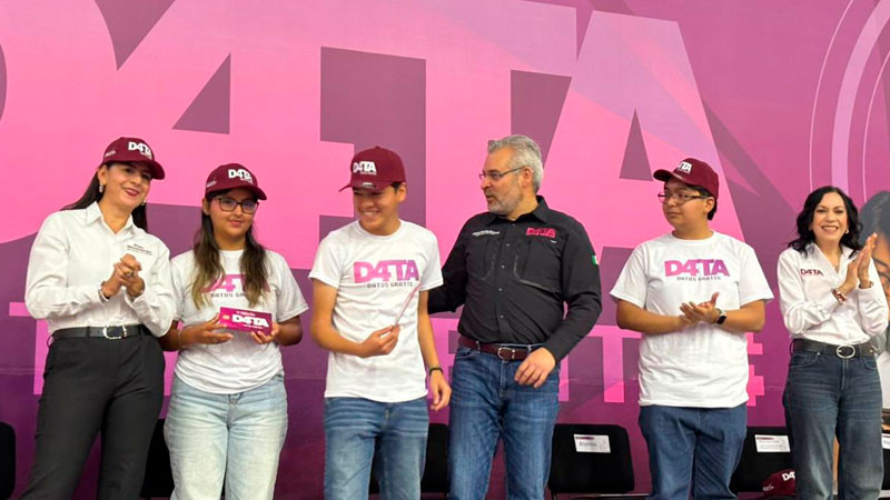 Bedolla entrega chips de D4TA datos gratis a estudiantes del Tec de Morelia 