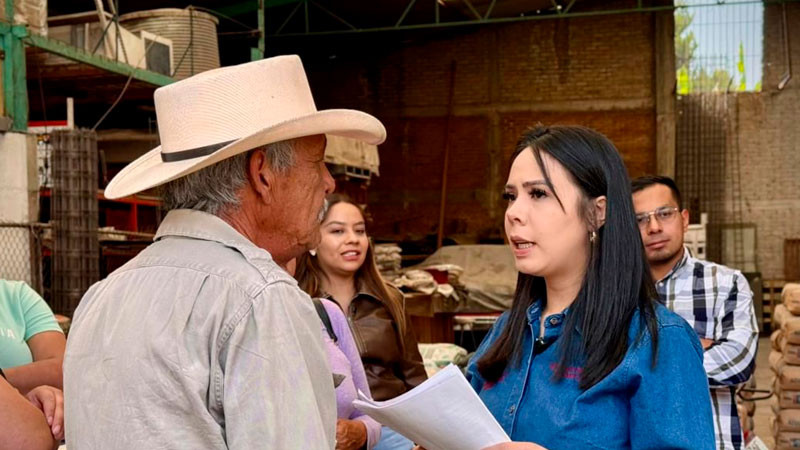 Diana Caballero transforma la vida de familias en Queréndaro con entrega de cemento y materiales para vivienda 
