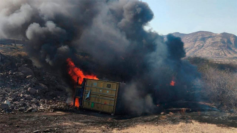 Se accidenta tráiler en la autopista Siglo XXI y se incendia, dejando un herido 