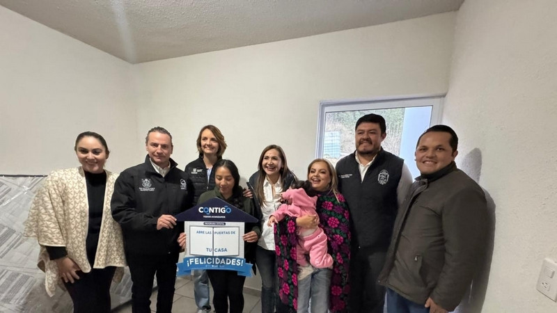 Entrega titular del IVEQ vivienda a familia afectada por las lluvias 