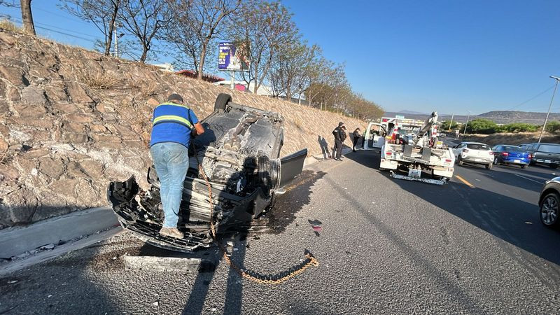 Exceso de velocidad ocasionó la volcadura de un auto en el Fray Junípero Serra de Querétaro 