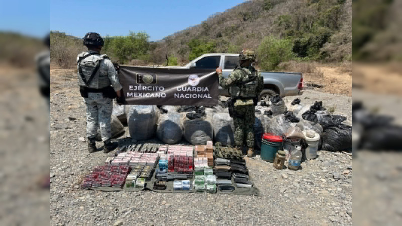 Aseguran camioneta con estupefacientes, armas y cientos de municiones en Lázaro Cárdenas, Michoacán 