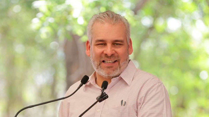 Bedolla entrega tarjetas SIM y chips de D4TA, datos gratis a estudiantes del Tec de Huetamo 