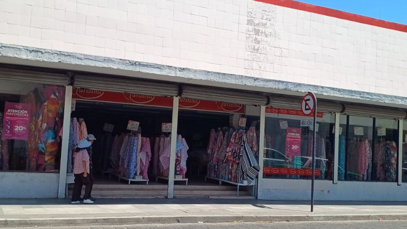Reabre tienda en Celaya tras intoxicación: sin energía eléctrica y con aviso de “se busca personal” 