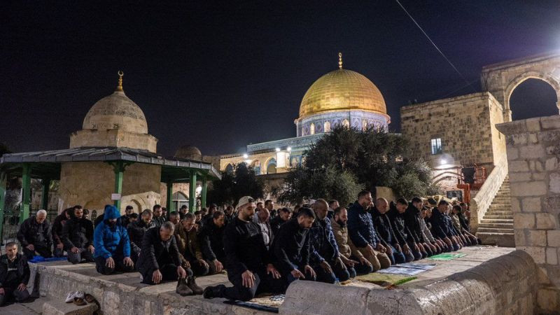 Fuerzas israelíes usan gases lacrimógenos para impedir rezo final de Ramadán en Jerusalén 