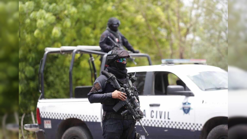 Hallan armas dentro de vehículos abandonados en la ribera de Zirahuén, Michoacán 