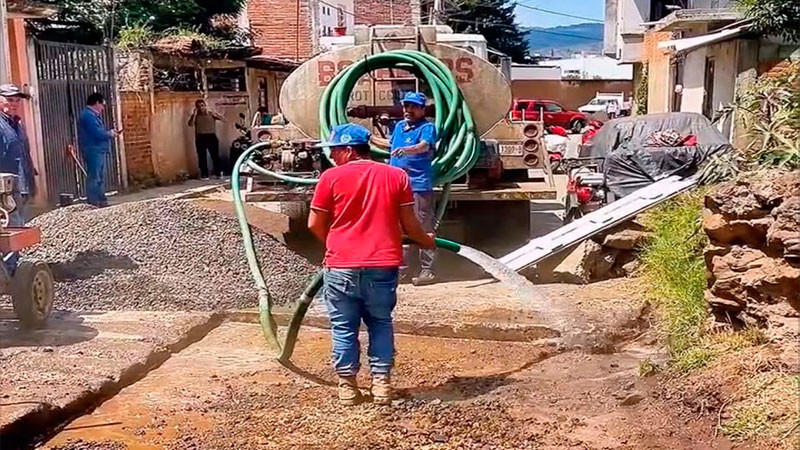 Alma Mireya González arranca campaña de bacheo con concreto para mejorar vialidades en Quiroga 