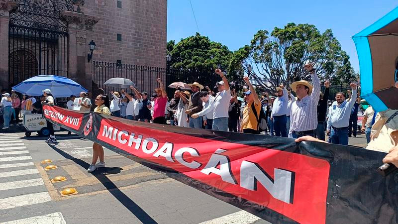 Tras bloqueos en Aguililla, maestros de la CNTE esperan apoyo para recuperar autobús quemado y denuncia colectiva pendiente 