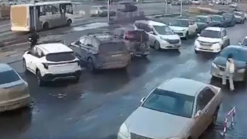 Menor sobrevive tras ser atropellada por un vehículo en Krasnoyarsk, Rusia 