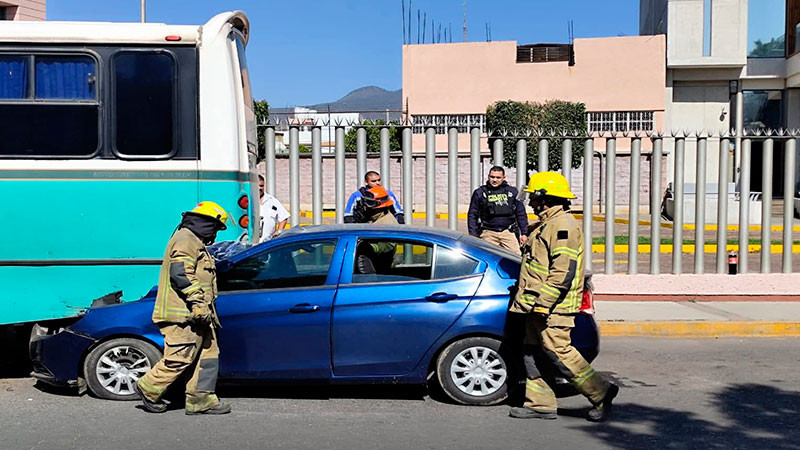 Choca auto compacto contra camión en Morelia, Michoacán; solo hubo daños materiales  
