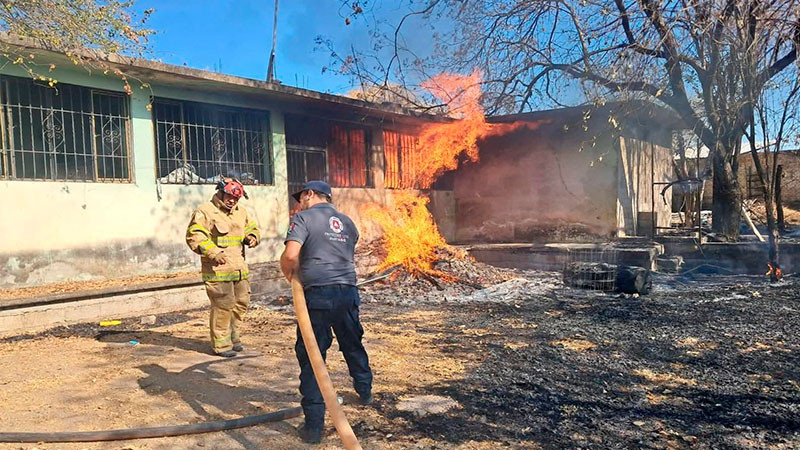 Se incendia bodega que almacenaba madera en la colonia Cutzio de Huetamo, Michoacán  