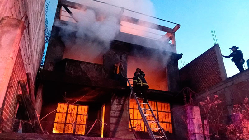 Se incendia vivienda en la colonia Las Palmas de Zitácuaro, Michoacán; solo hubo daños materiales  