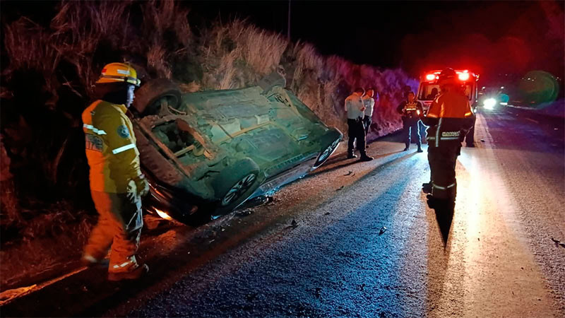 Volcadura en la carretera Morelia-Pátzcuaro a la altura de la tenencia de Tiripetío, deja una persona con lesiones menores 
