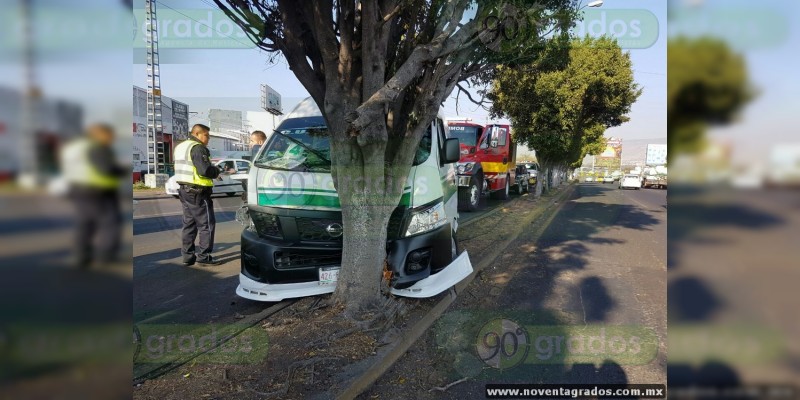 Cuatro heridos al chocar combi contra árbol en Morelia; chofer se dio a la fuga - Foto 0 