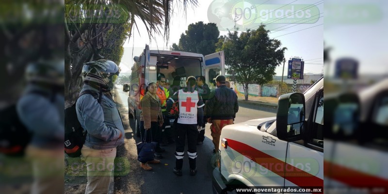 Cuatro heridos al chocar combi contra árbol en Morelia; chofer se dio a la fuga - Foto 1 