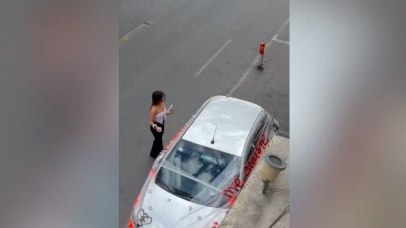 Mujer se vuelve viral por “venganza” contra su pareja infiel; le deja mensaje con aeosol en su coche 