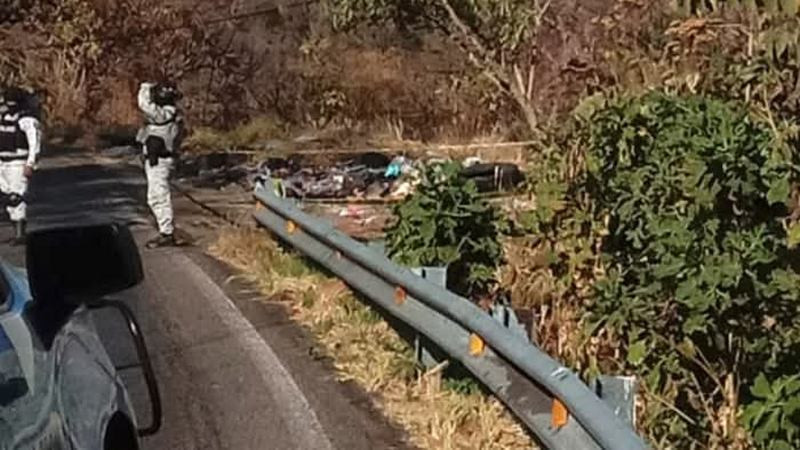 Hallan cadáver en la libre Uruapan-Lombardía, Michoacán 