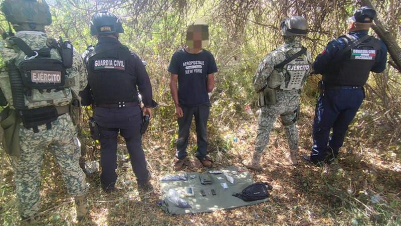 En Puruándiro, Michoacán, detienen a un sujeto en posesión de un arma de fuego y droga 