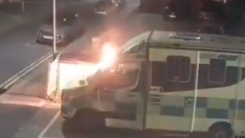 Incendian 4 ambulancias de comunidad judía en Londres; señalan ataque antisemita 