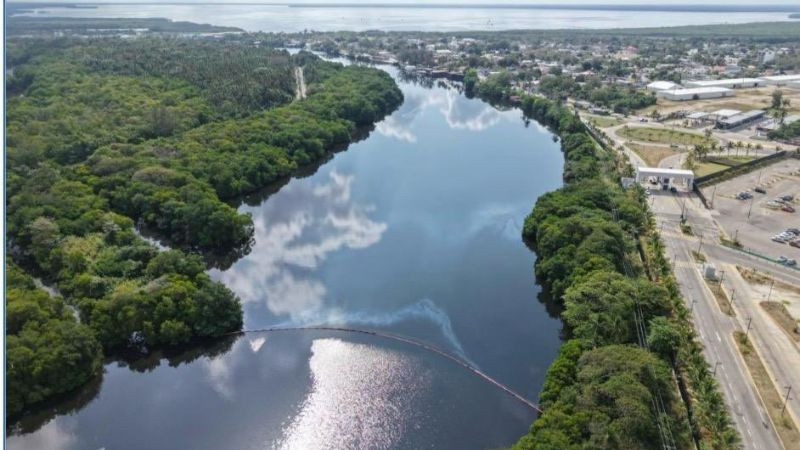 Pemex culpa al clima por derrame en Dos Bocas pese a labores de contención 