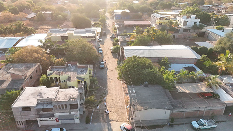 Inicia Pablo Varona asfaltado de importante vía en Huetamo, Michoacán 