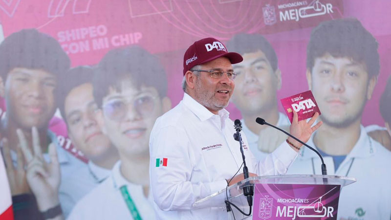 Entrega Bedolla en Uruapan chips de internet del Programa D4TA, Datos Gratis 