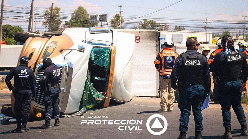 Tráiler vuelca en la autopista México-Querétaro, a la altura del municipio de El Marqués  
