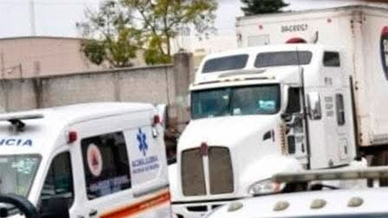 Tras ser revisados migrantes que estaban encerrados en un tráiler en Xalapa, autoridades encuentran que fueron inyectados para no orinar 