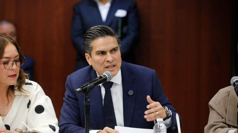 “Quien ve la mañanera lo hace por amor”: senador de Morena responde a críticas por revocación de mandato 