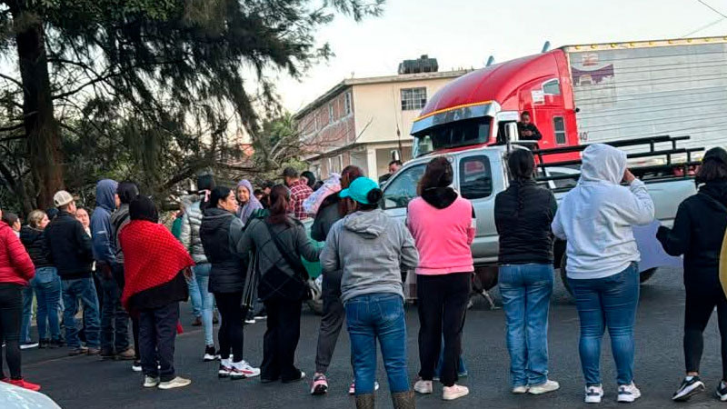 Padres de familia de secundaria en Peribán, Michoacán cierran vialidades por falta de profesores 