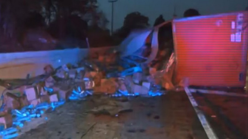 Tráiler cargado de shampoo vuelca en la México-Cuernavaca; circulación se vio afectada 