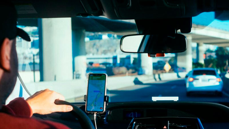 Semovi rechaza acuerdo entre taxistas de CDMX y Uber; amaga con multas 