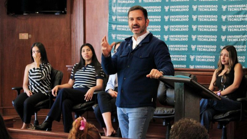 Yankel Benítez dialoga con jóvenes universitarios sobre participación ciudadana 