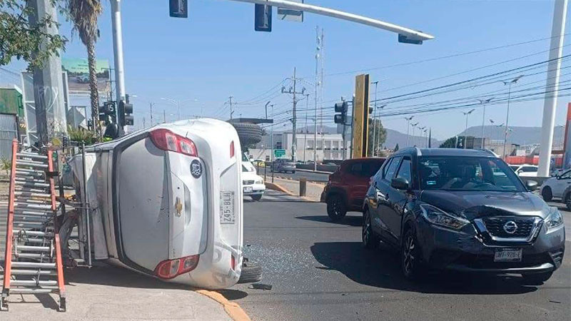 Se registra aparatoso choque-volcadura en la avenida Pie de la Cuesta del municipio de Querétaro 