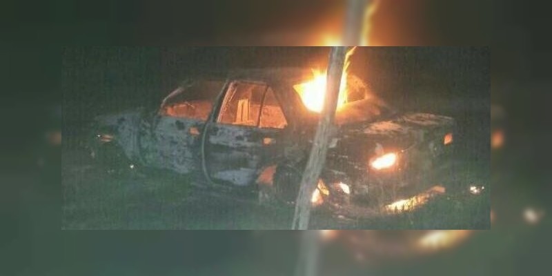 Hallan dos cadáveres en cajuela de taxi incendiado, en Tarímbaro 