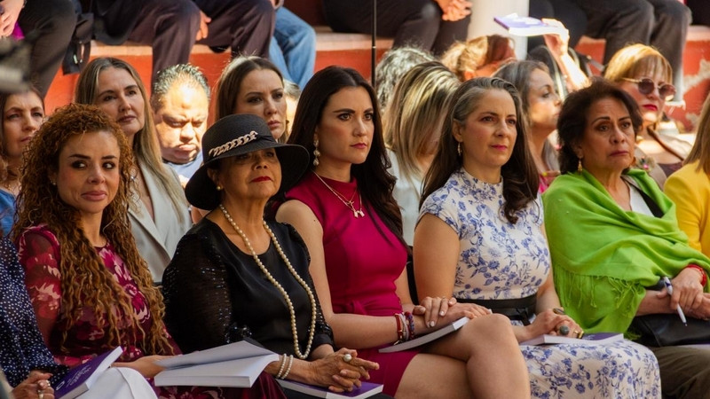 Presenta titular de la SECULT el libro 50 Mujeres, Orgullo de Querétaro 