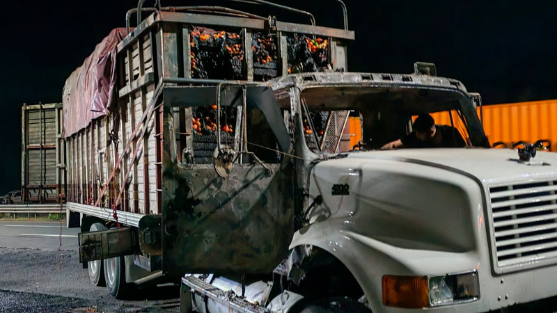 Se quema camión de carga en la Siglo XXI  