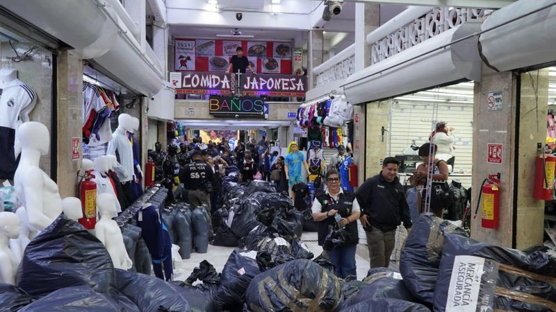 Decomisan 25 toneladas de mercancía pirata del Mundial 2026 en Tepito 