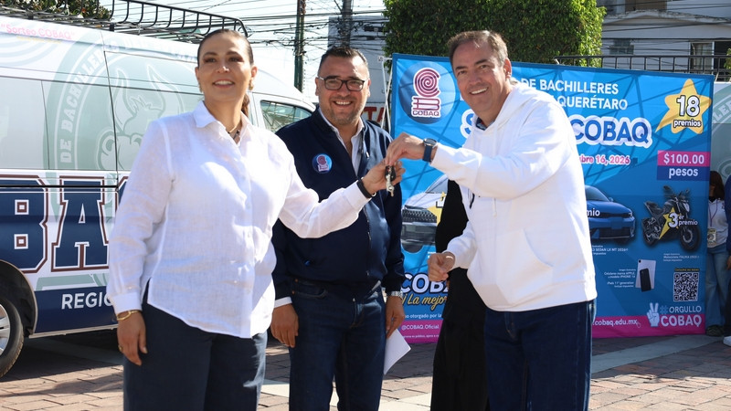 Entregan autoridades educativas nuevas unidades de transporte escolar al COBAQ 