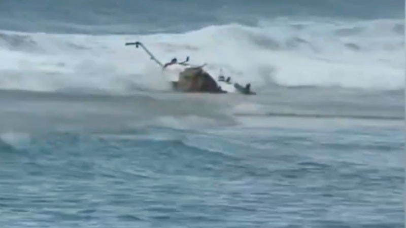 Choque de helicóptero turístico deja al menos 3 muertos en isla de Hawái 