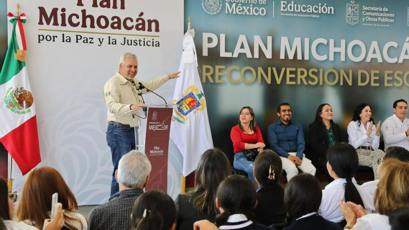 Inauguran Bedolla y Mario Delgado reconversión de telesecundaria a bachillerato, en Uruapan 
